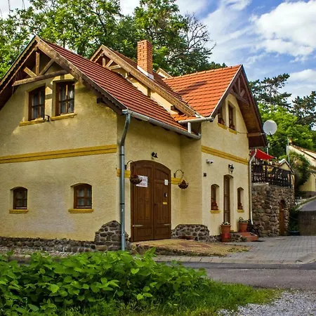 Leanyka Vendeghaz Apartament *