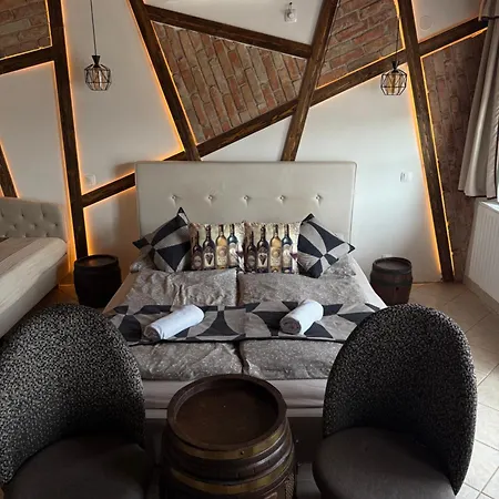 Leanyka Vendeghaz 아파트 *